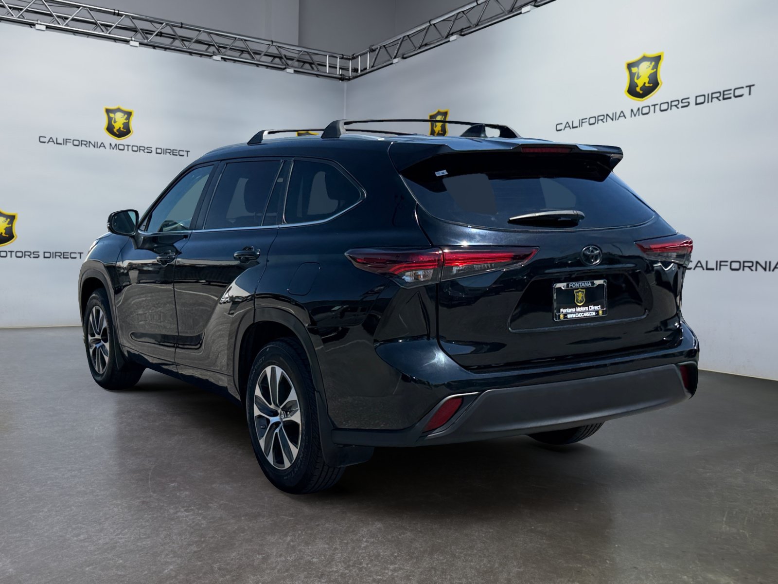 Used 2024 Toyota Highlander XLE FWD image 3