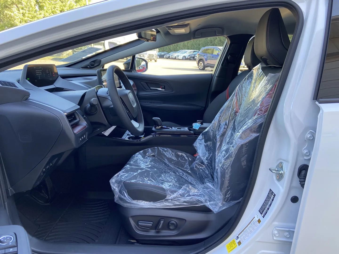 Used 2025 Toyota Prius Plug-In Hybrid image 11