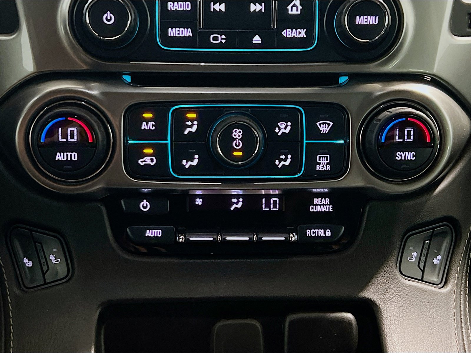 Used 2018 Chevrolet Suburban LT w/ Luxury Package RWD image 12