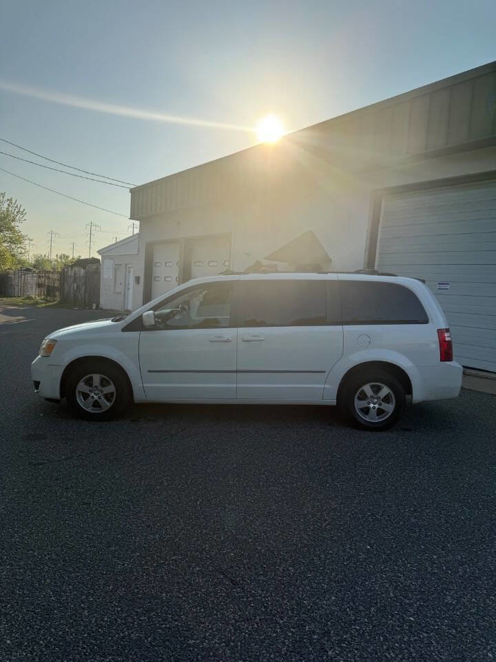 Used 2010 Dodge Grand Caravan SXT FWD image 3