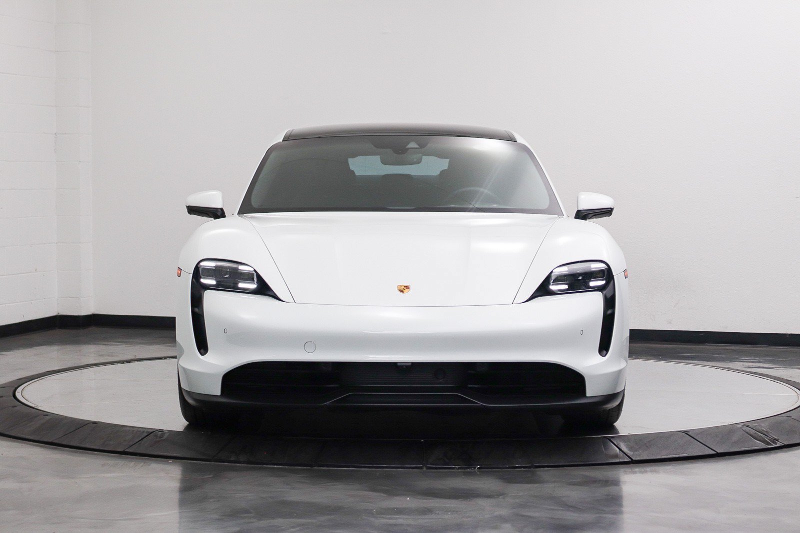 Used 2022 Porsche Taycan RWD image 8