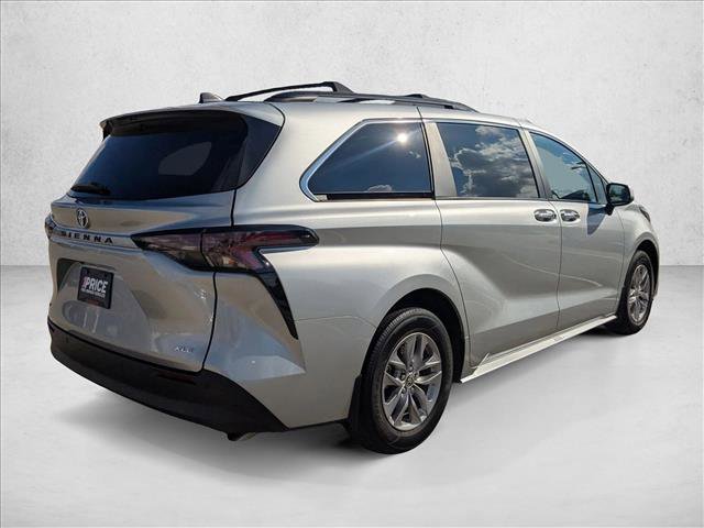 Used 2025 Toyota Sienna XLE image 5
