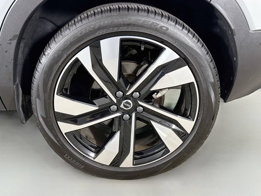 Used 2025 Volvo XC40 B5 Ultra AWD/4WD image 30