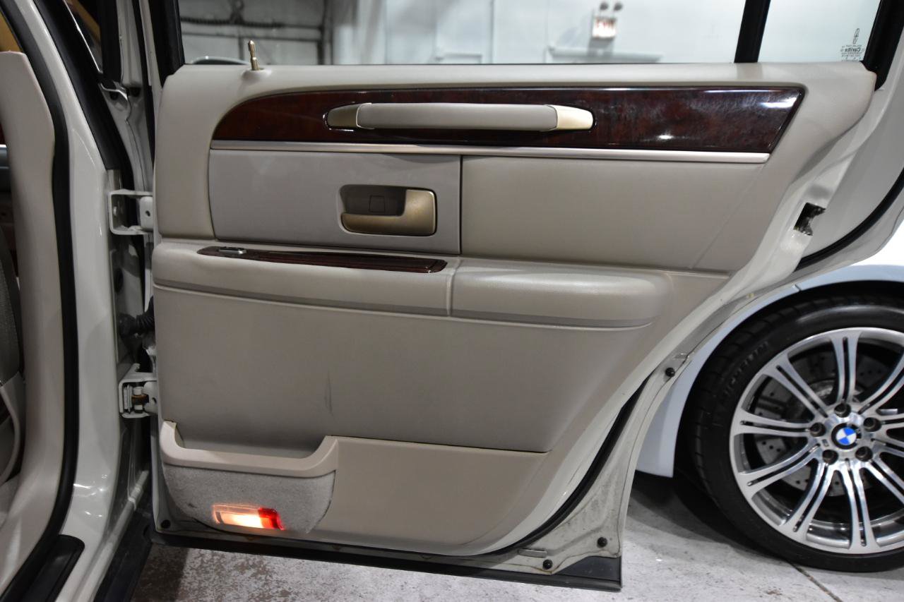 Used 2006 Lincoln Town Car Signature RWD image 28