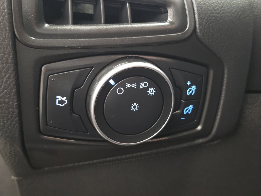 Used 2018 Ford Focus SE w/ Cold Weather Package FWD image 26