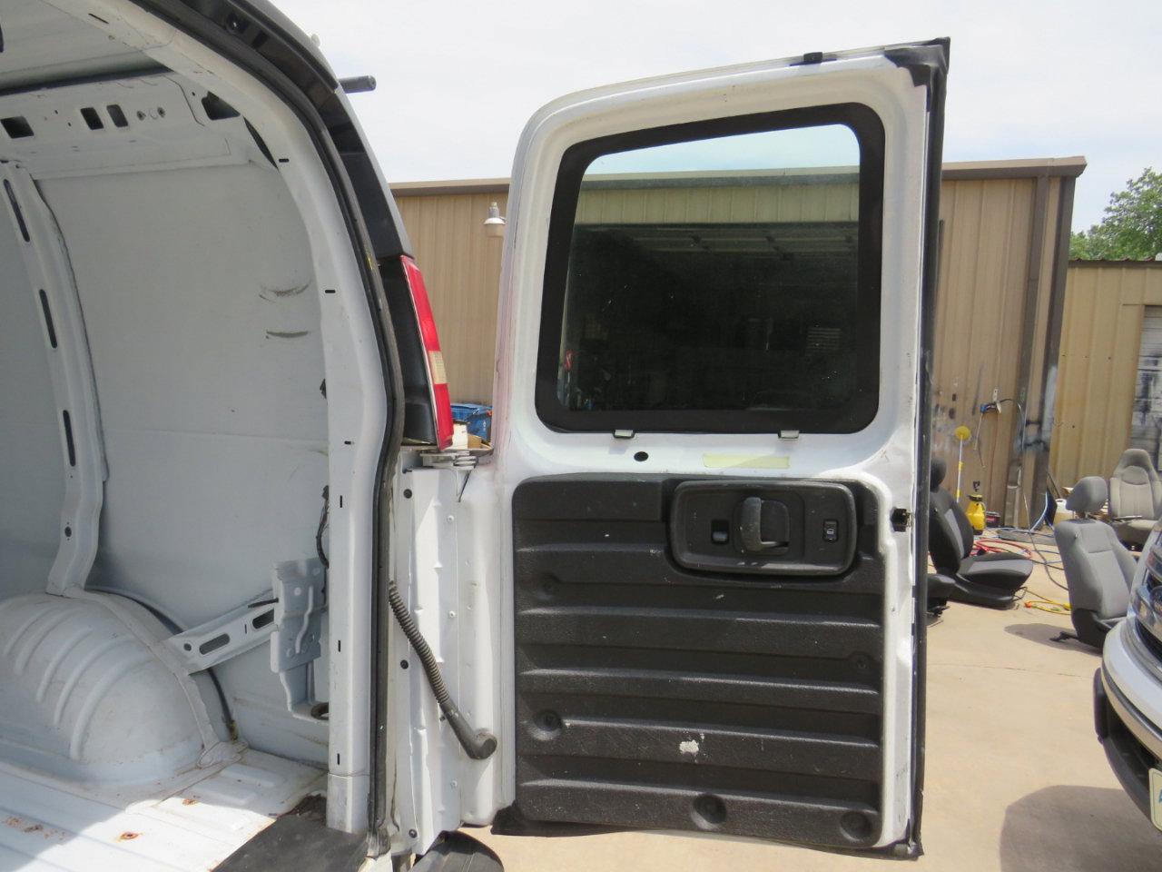 Used 2008 Chevrolet Express 1500 image 22