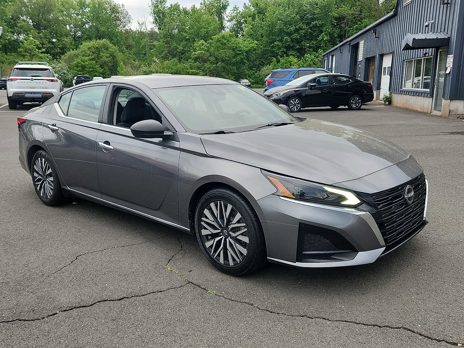 Used 2024 Nissan Altima 2.5 SV FWD image 3