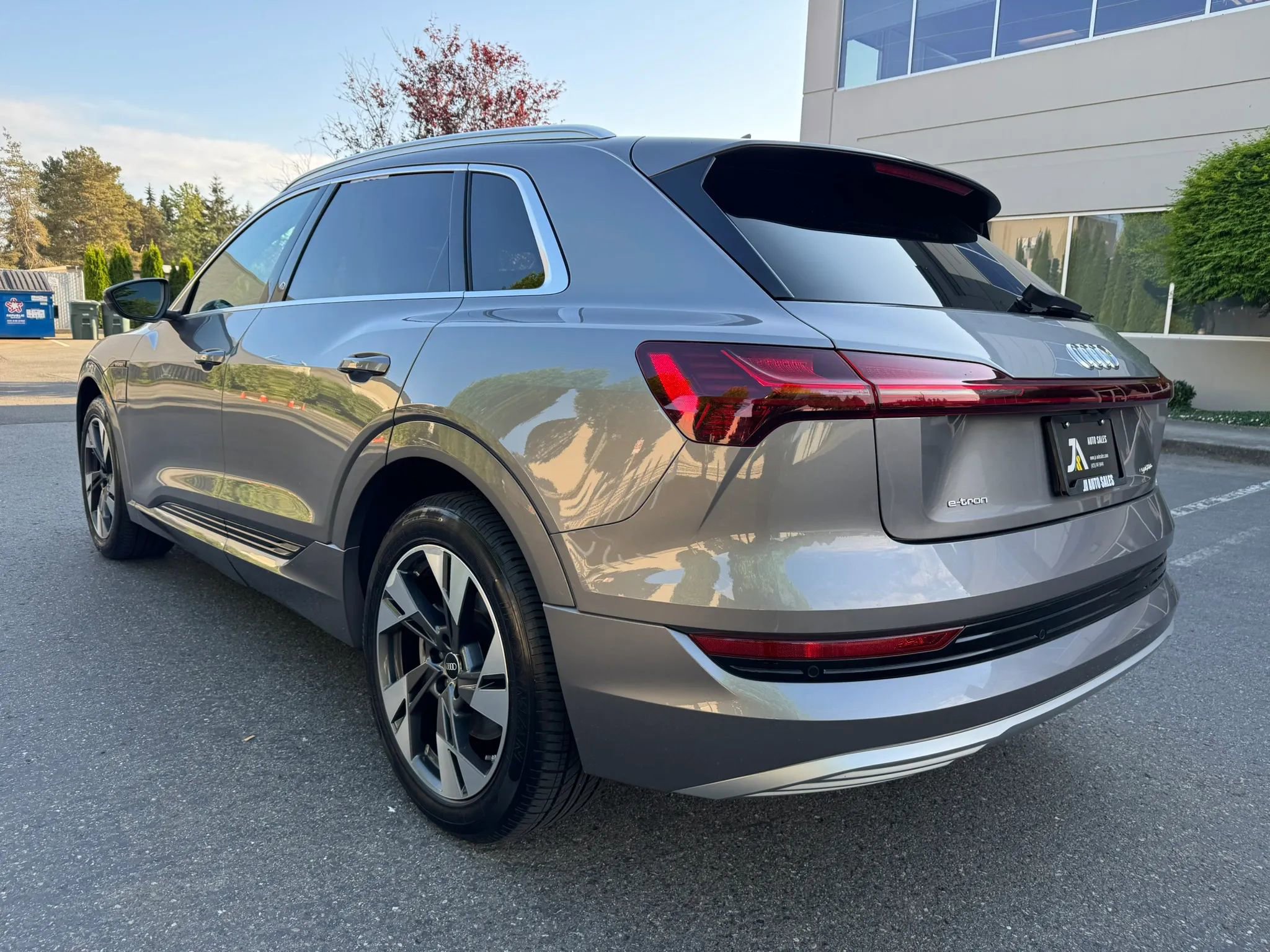 Used 2022 Audi e-tron Premium AWD/4WD image 8