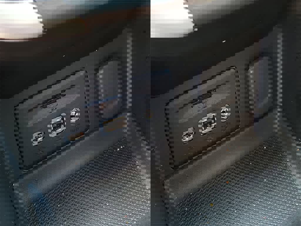 Used 2023 GMC Terrain SLT image 29