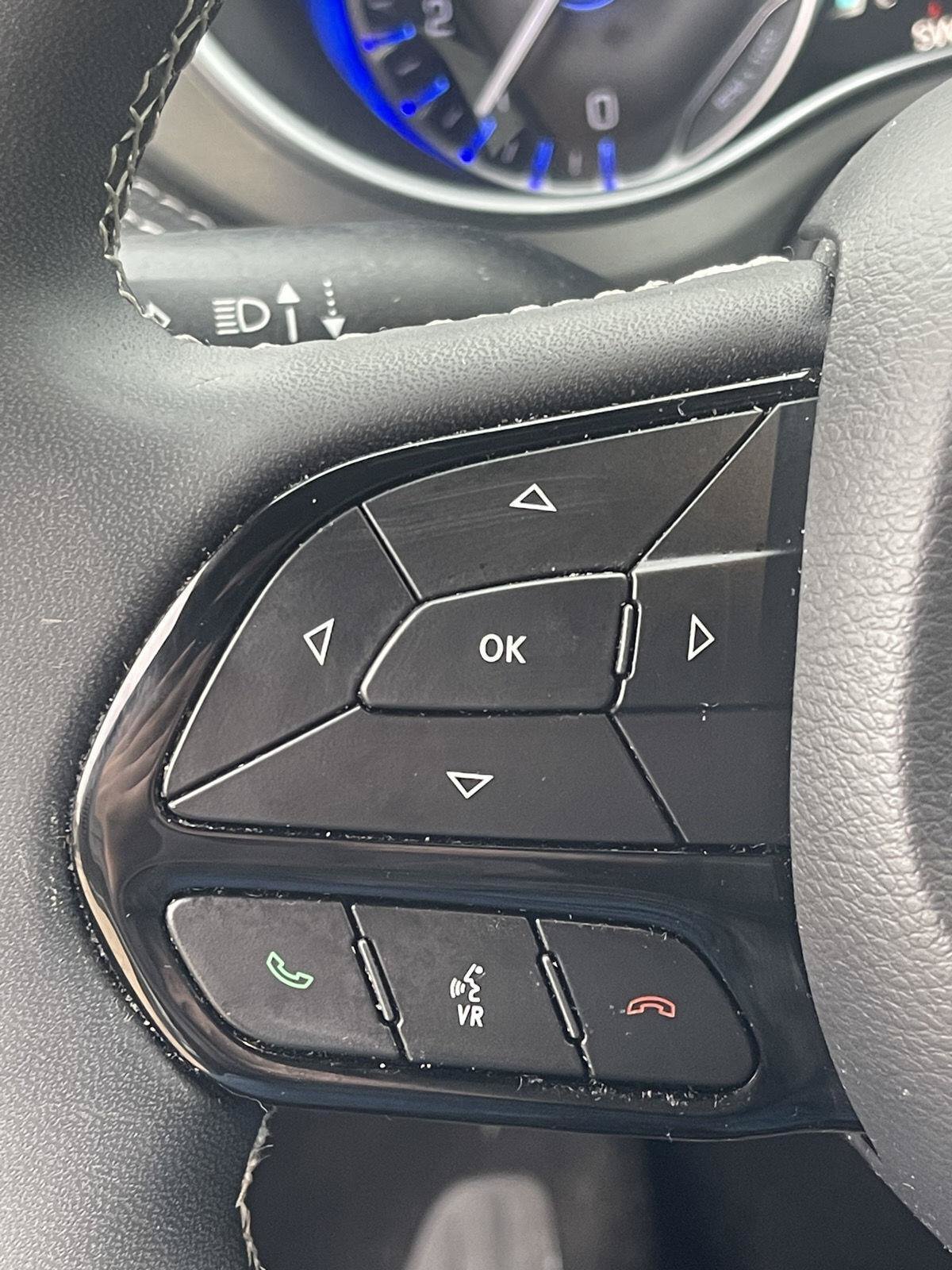 Used 2023 Chrysler Pacifica Limited w/ Uconnect Theater Family Group FWD image 7