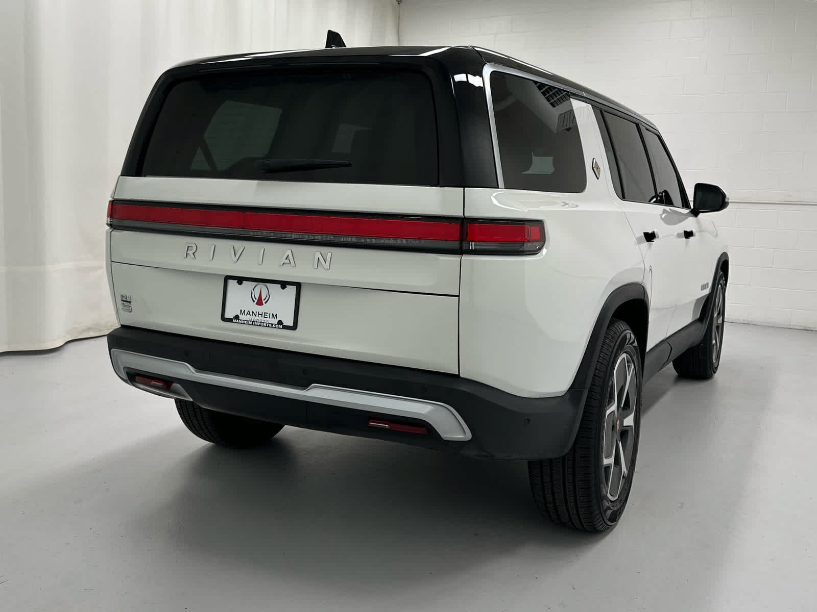 Used 2023 Rivian R1S Adventure Dual AWD/4WD image 6