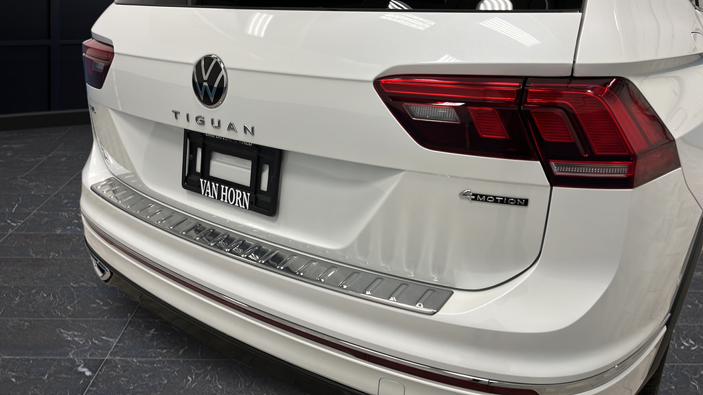 Used 2024 Volkswagen Tiguan SEL R-Line AWD/4WD image 39