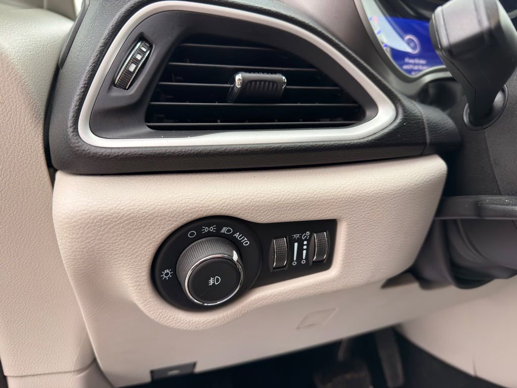 Used 2022 Chrysler Pacifica Touring-L image 23