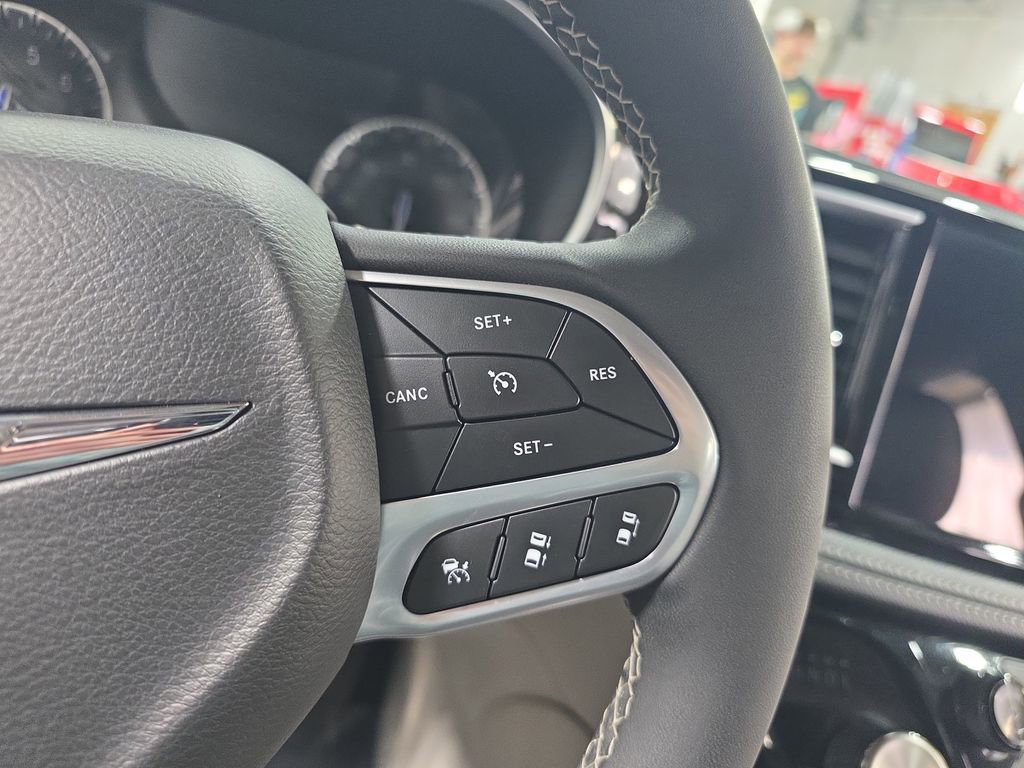 Used 2024 Chrysler Pacifica Limited image 20