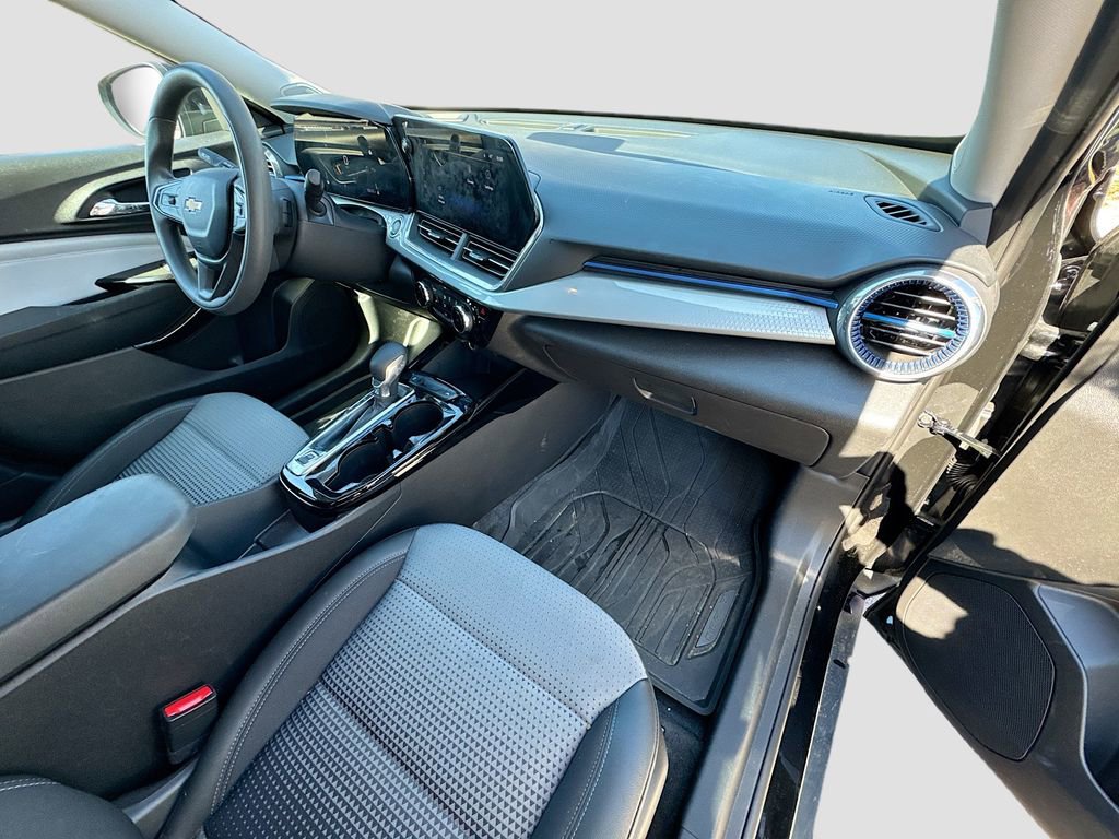 Used 2025 Chevrolet Trax LT image 26