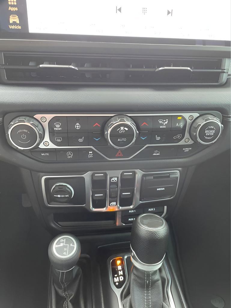 Used 2024 Jeep Wrangler Unlimited Sahara AWD/4WD image 24
