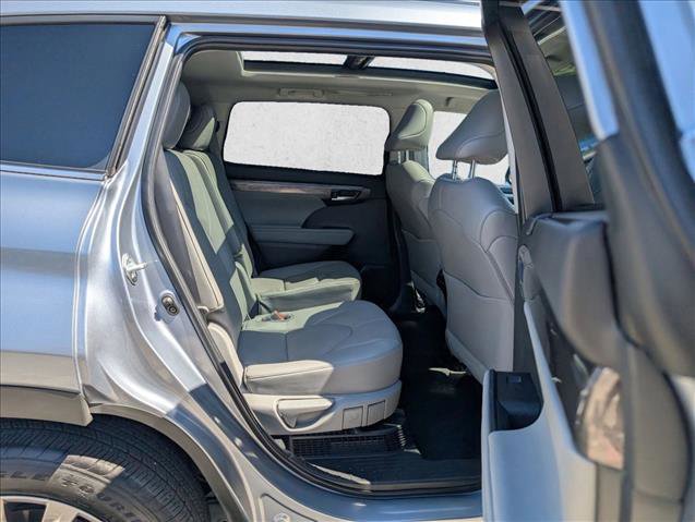 Used 2024 Toyota Highlander Platinum image 19