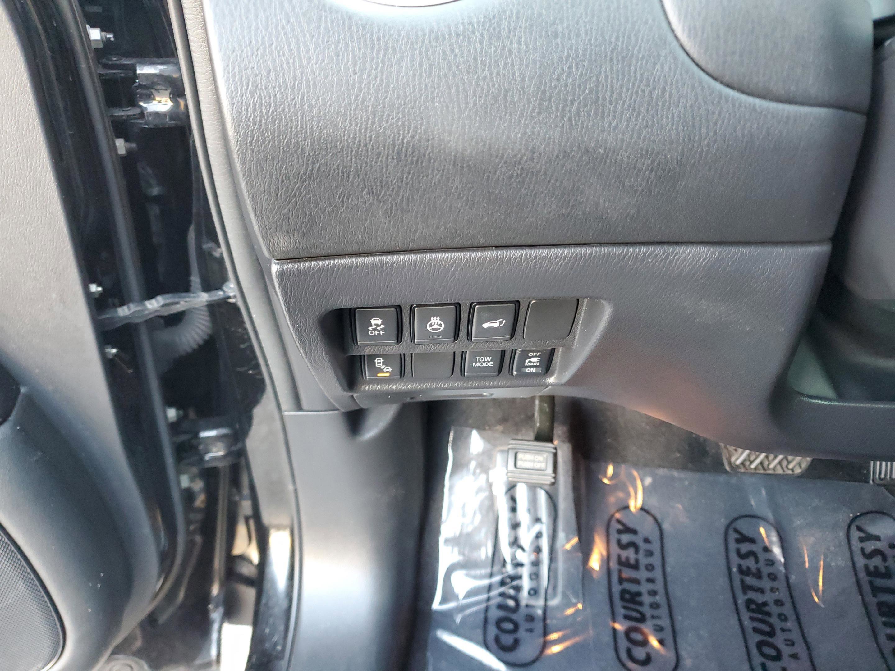 Used 2020 Nissan Pathfinder Platinum image 32