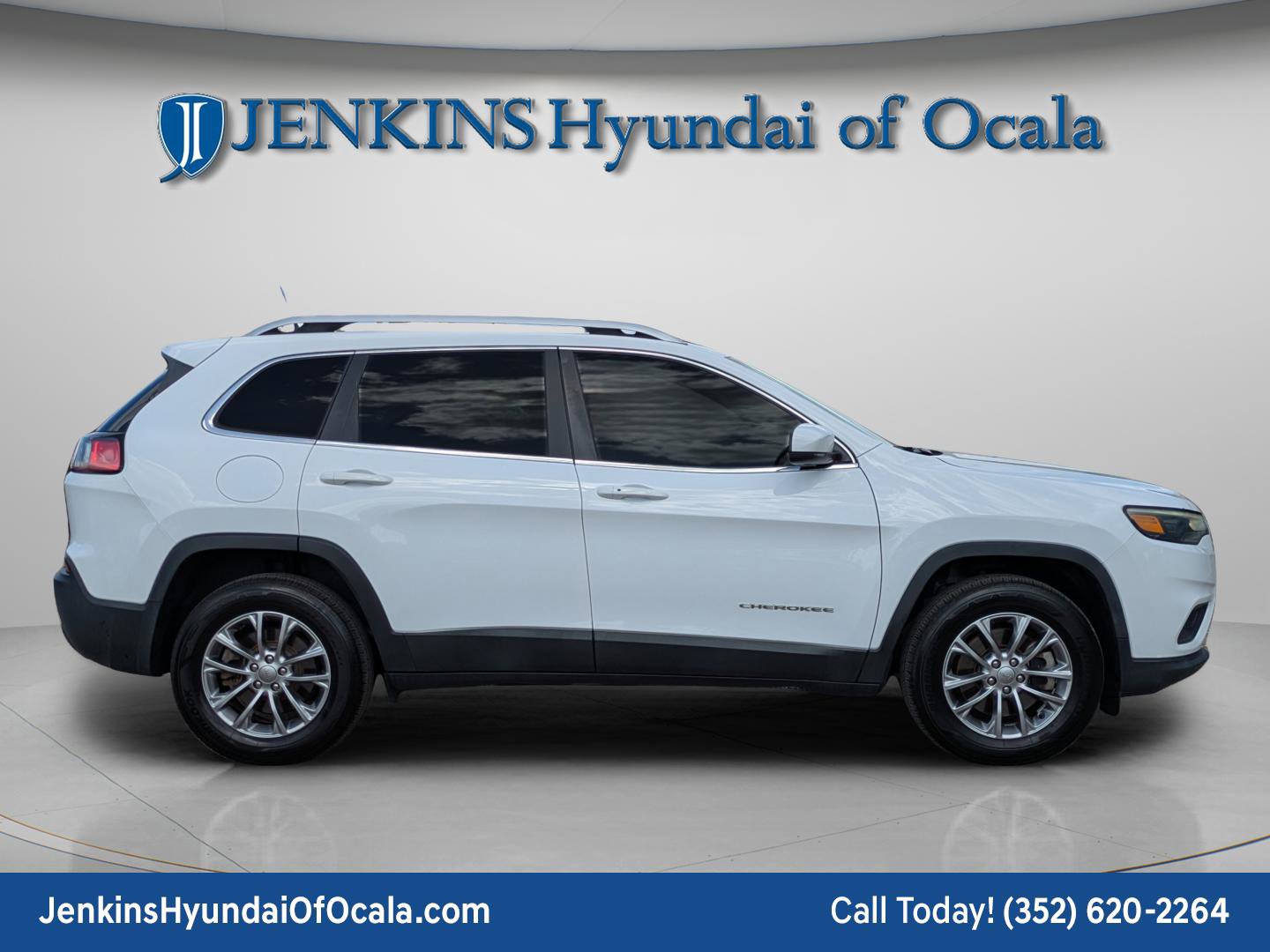 Used 2019 Jeep Cherokee Latitude Plus w/ Comfort/Convenience Group image 3