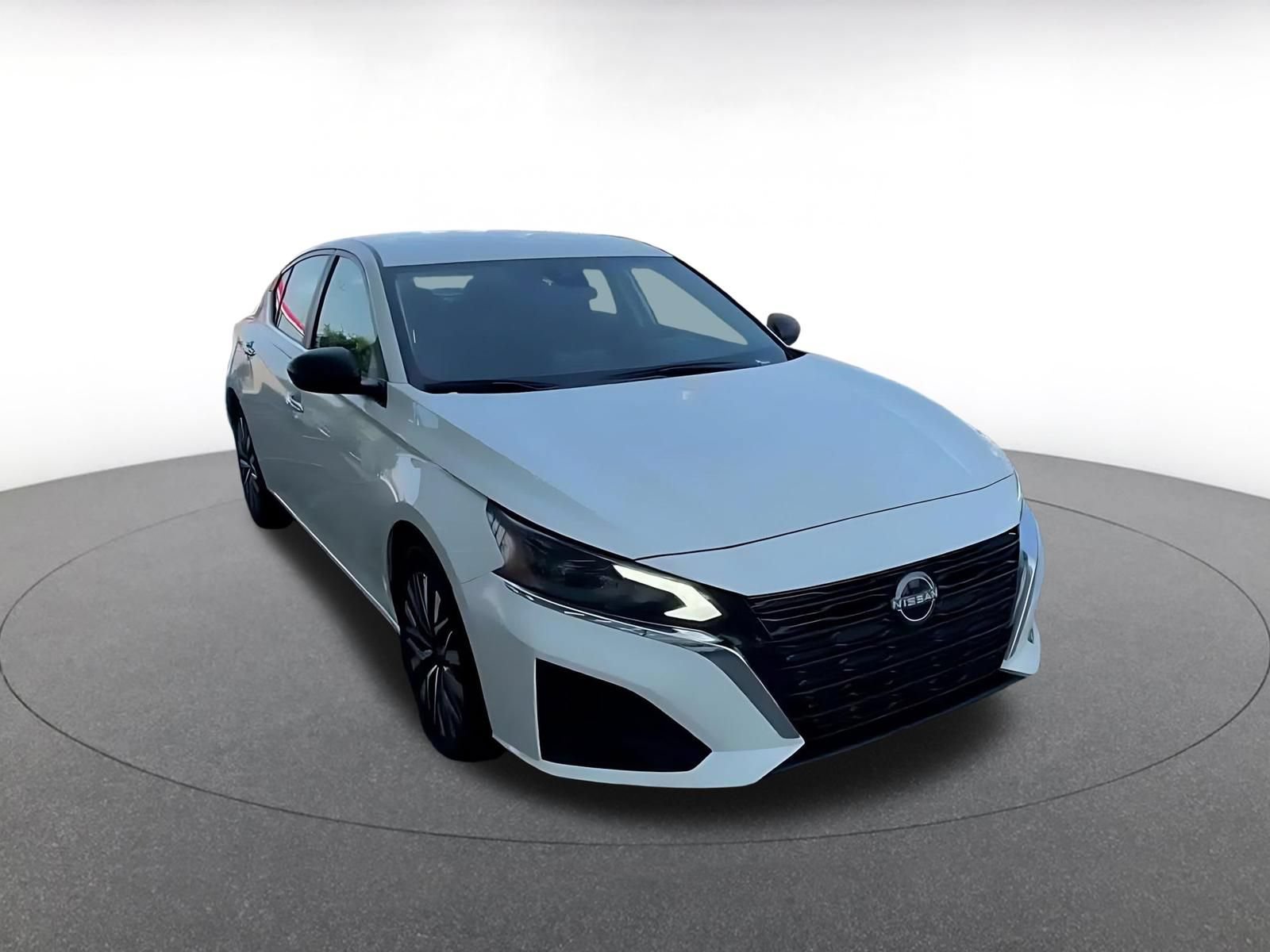 Used 2025 Nissan Altima 2.5 SV FWD image 3