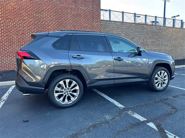 Used 2021 Toyota RAV4 XLE Premium image 7