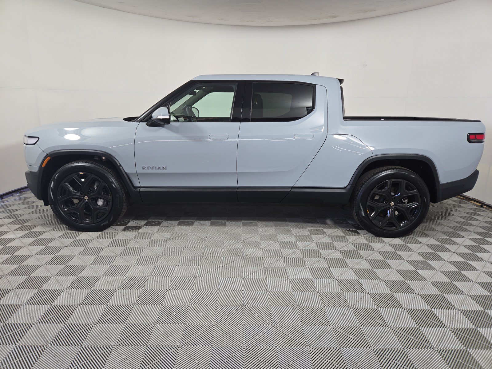 Used 2024 Rivian R1T Adventure AWD/4WD image 2