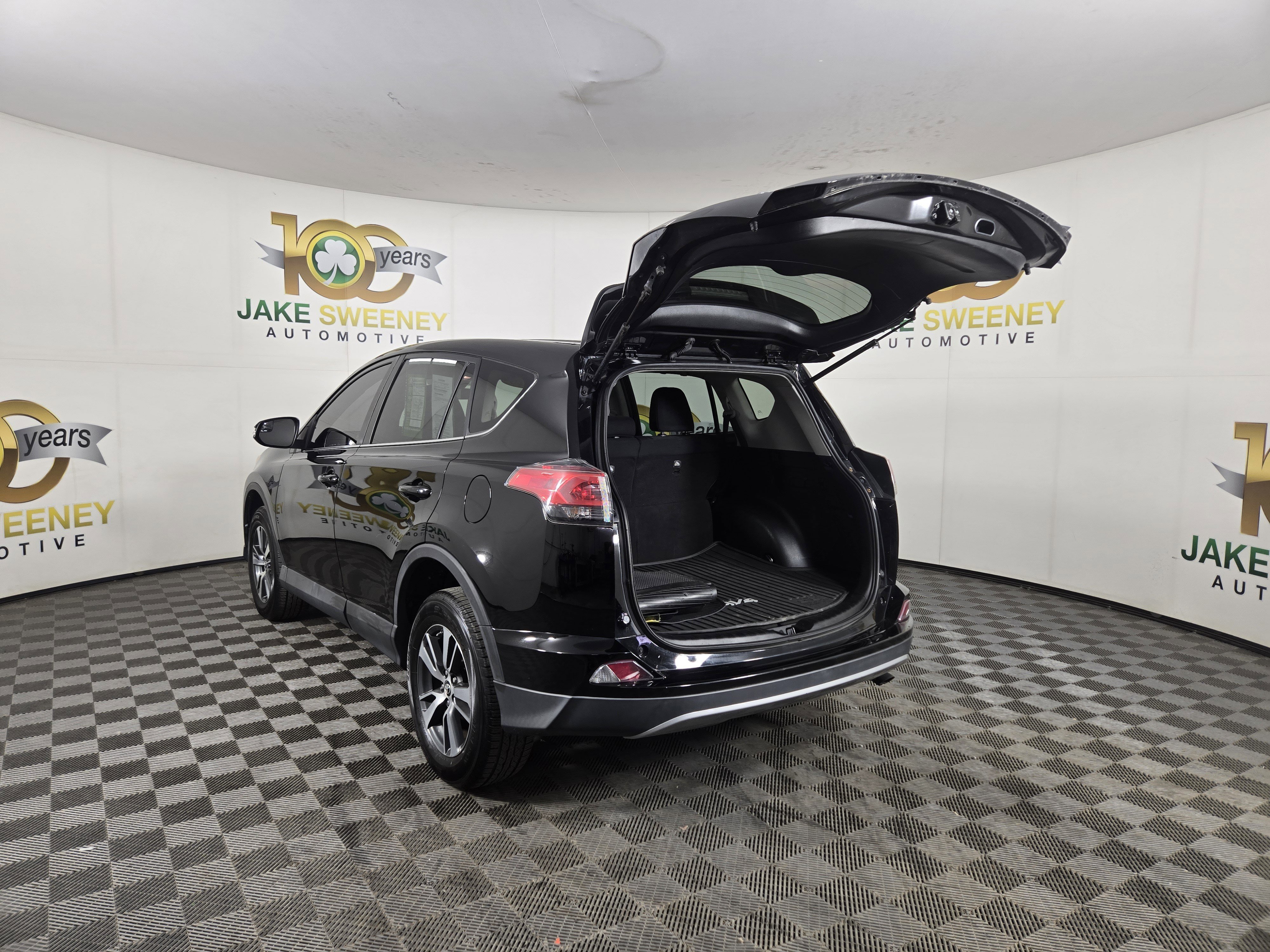 Used 2018 Toyota RAV4 XLE AWD/4WD image 30