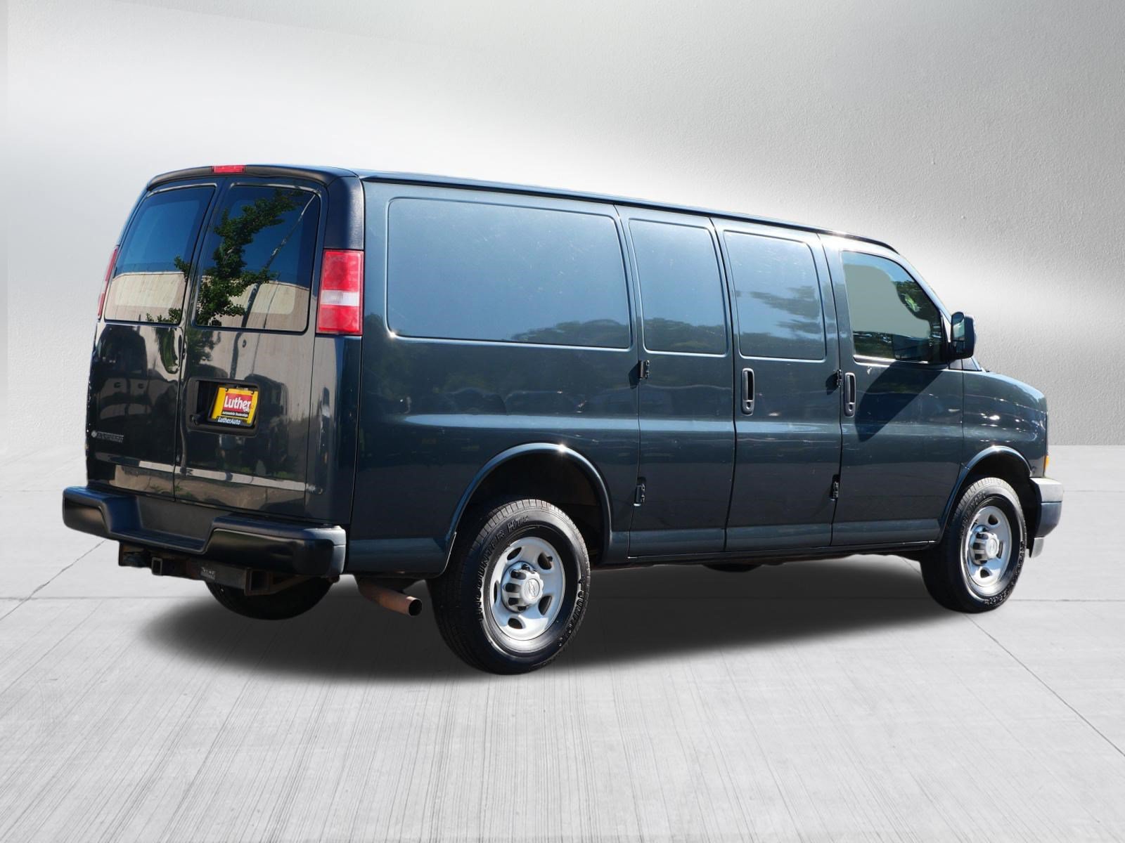 Used 2017 Chevrolet Express 2500 RWD image 7