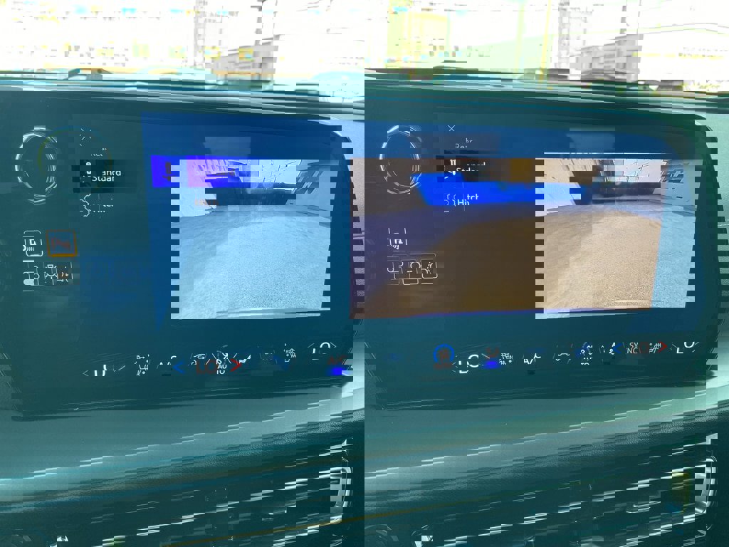 Used 2025 Chevrolet Traverse LT image 32