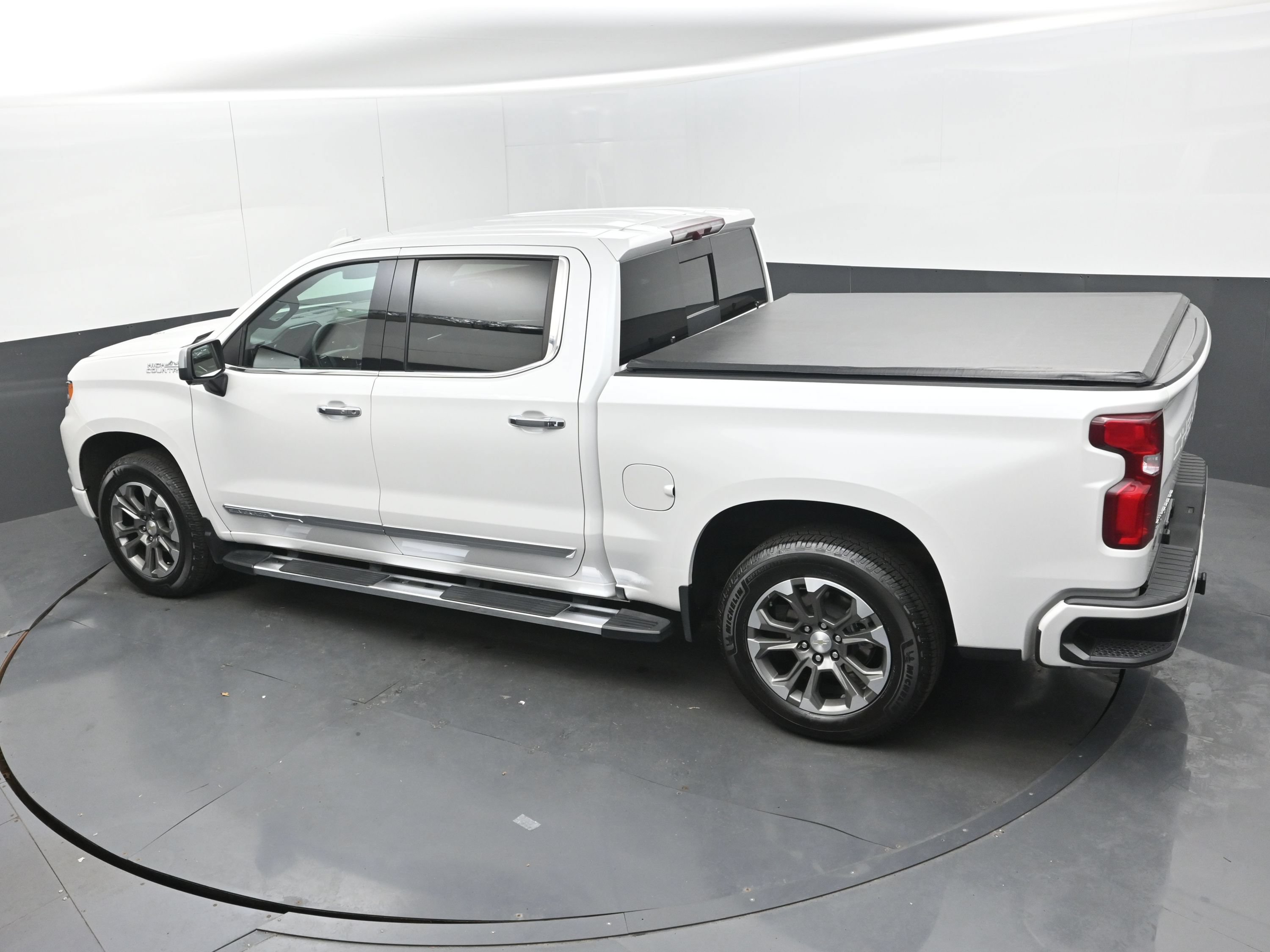 Used 2024 Chevrolet Silverado 1500 High Country w/ Z71 Off-Road Package AWD/4WD image 39