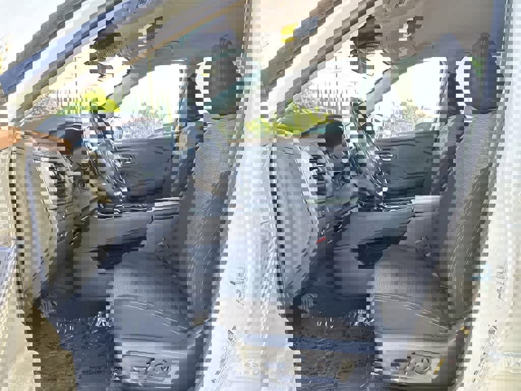 Used 2023 Nissan Rogue SV image 24