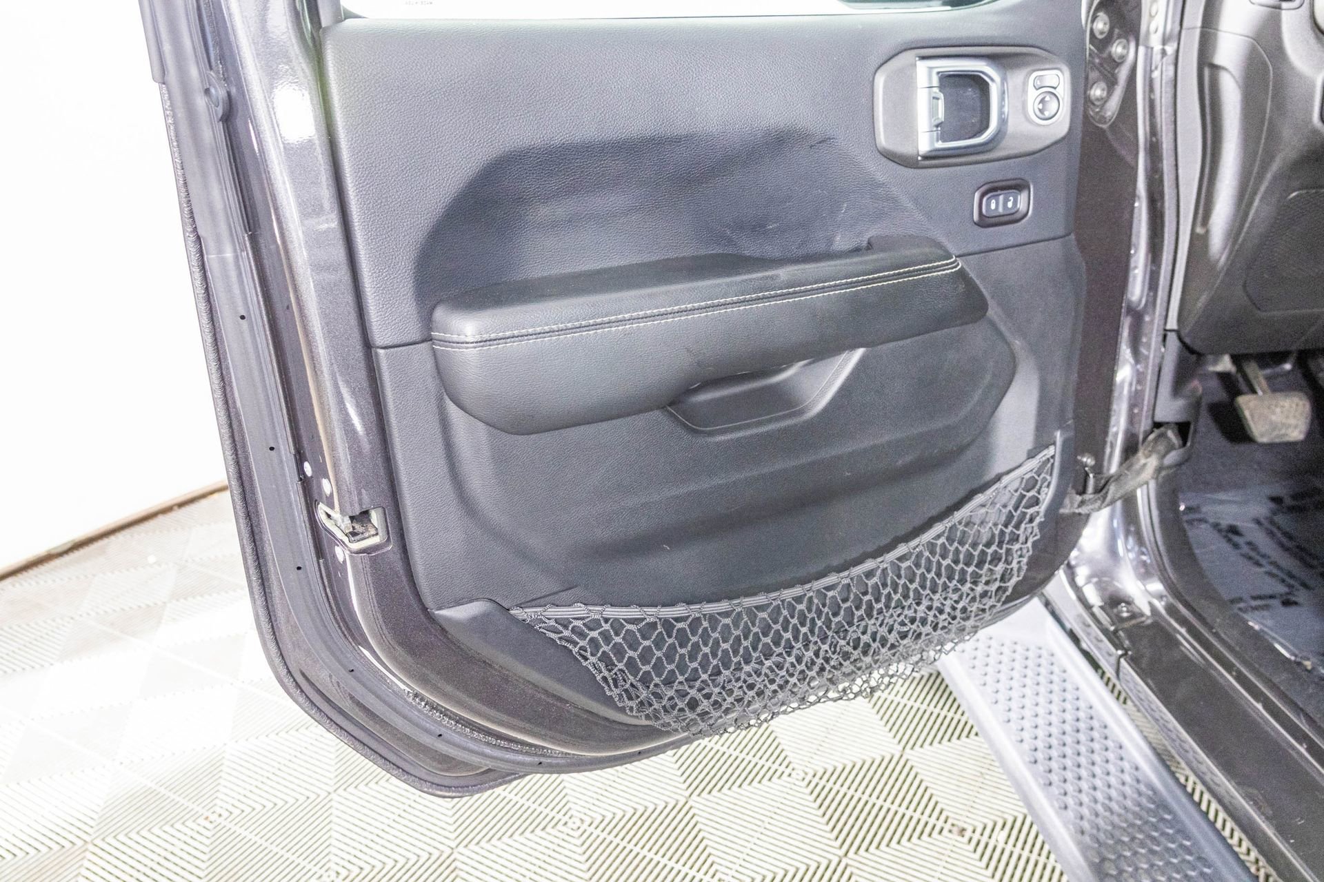 Used 2018 Jeep Wrangler Unlimited Sahara image 16