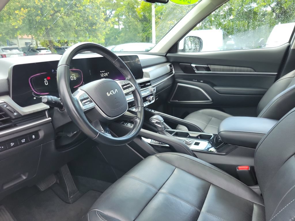Certified 2024 Kia Telluride EX w/ EX Captain's Chair Package FWD image 18