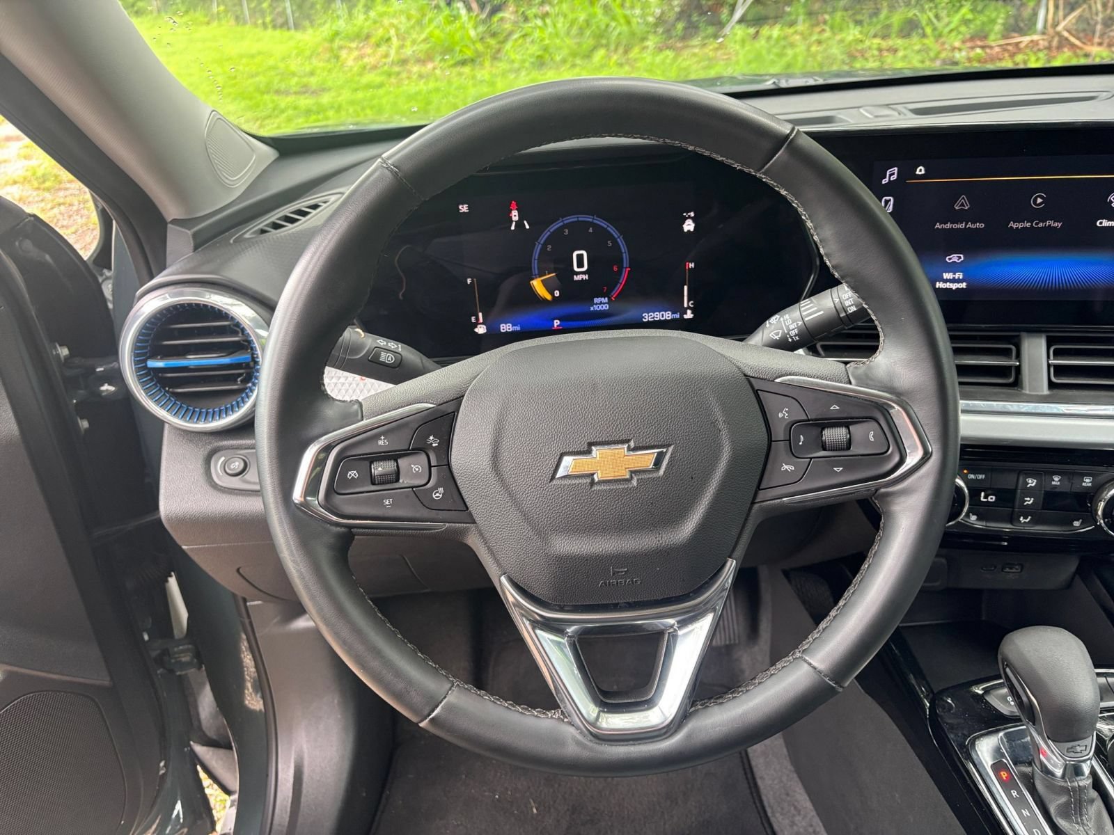 Used 2025 Chevrolet Trax LT w/ LT Convenience Package FWD image 26