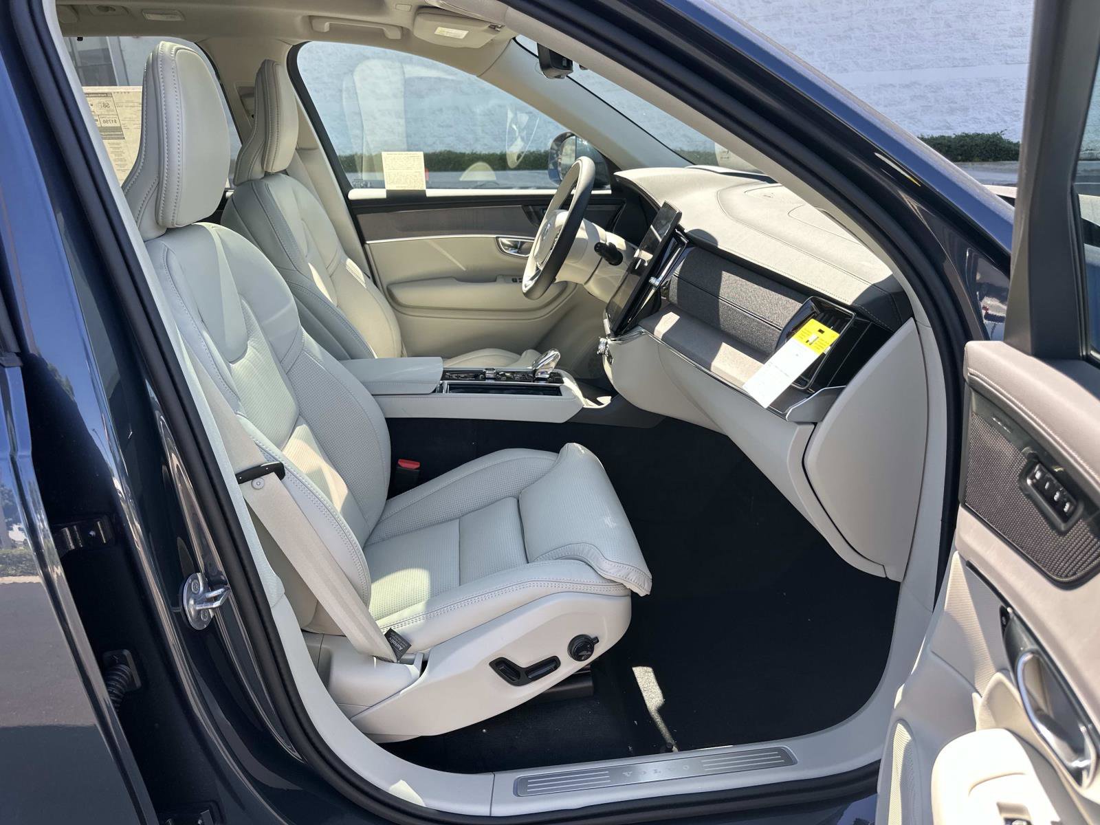 New 2026 Volvo XC90 T8 Ultra w/ Protection Package Premier image 21