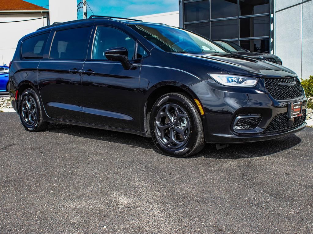 Used 2022 Chrysler Pacifica Touring-L w/ Uconnect Theater Family Group image 3