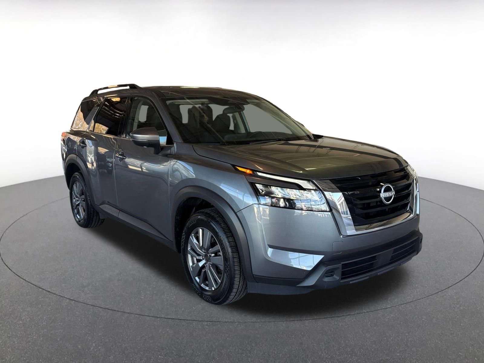 Used 2025 Nissan Pathfinder SV image 2