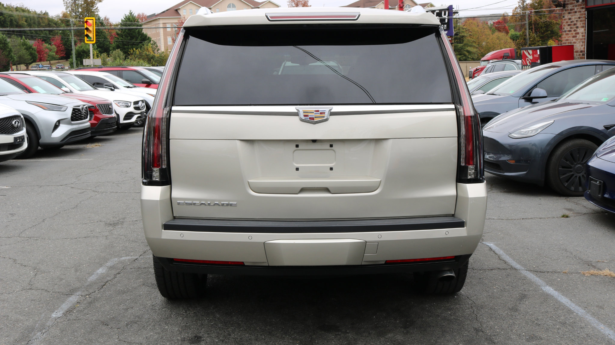 Used 2015 Cadillac Escalade Luxury image 7