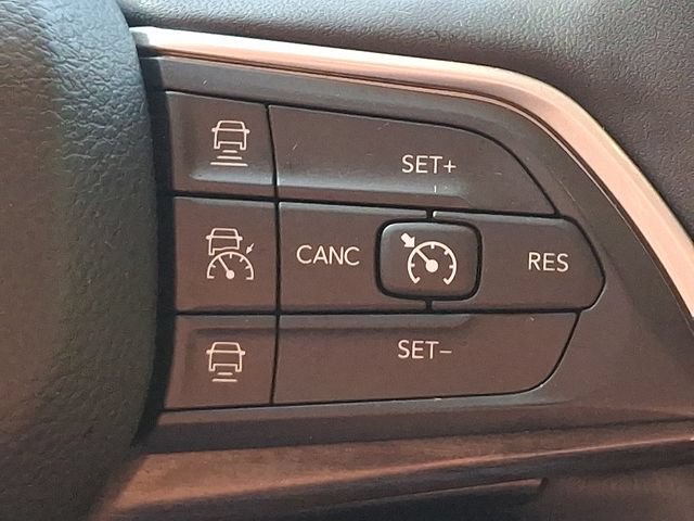 Used 2023 Jeep Grand Cherokee Limited w/ Black Appearance Package AWD/4WD image 22