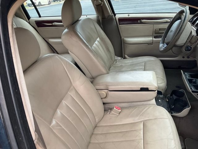 Used 2005 Lincoln Town Car Signature RWD image 3