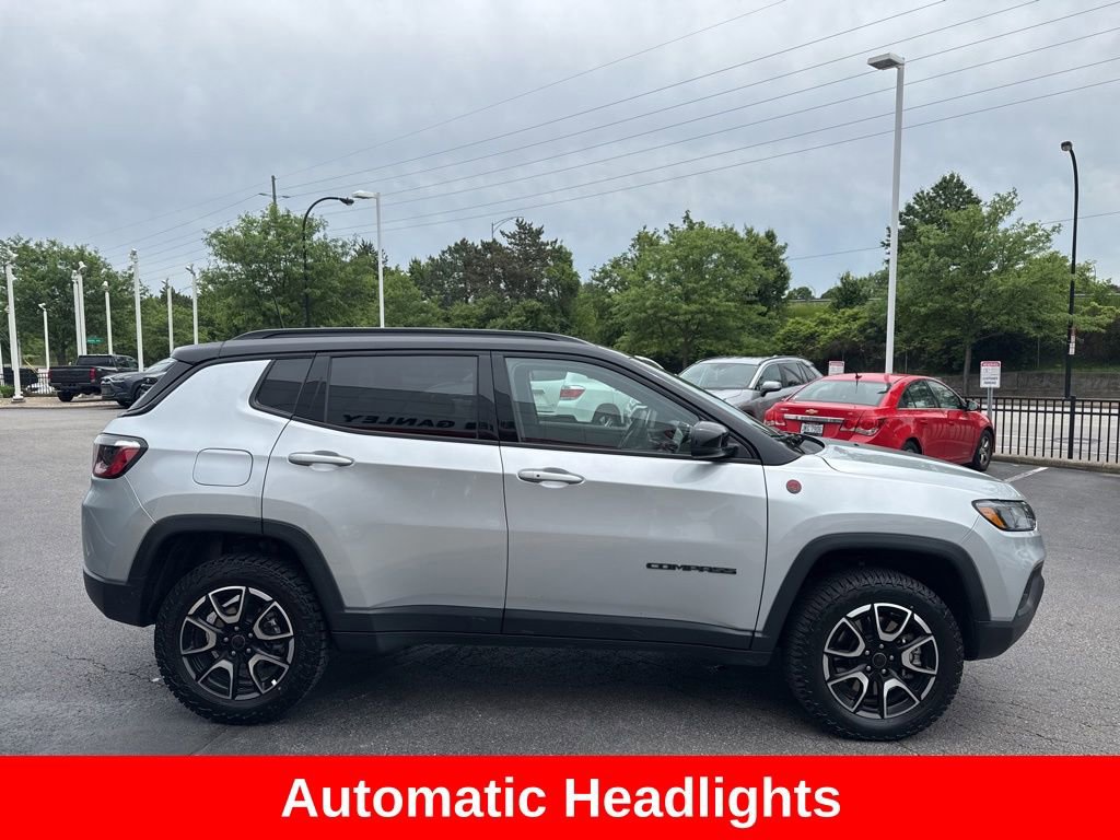 Used 2025 Jeep Compass Trailhawk AWD/4WD image 8