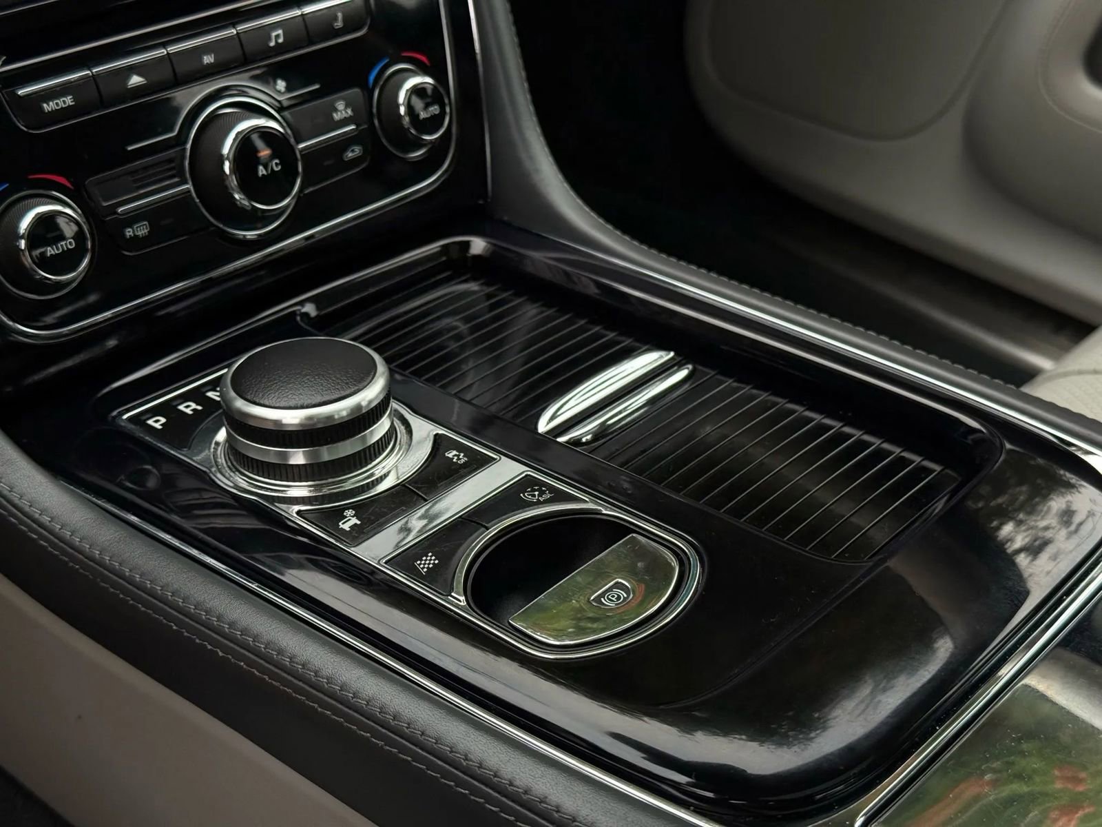 Used 2014 Jaguar XJ L Portfolio image 37