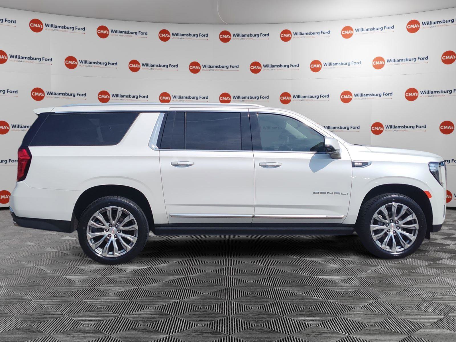 Used 2022 GMC Yukon XL Denali w/ Advanced Technology Package AWD/4WD image 6