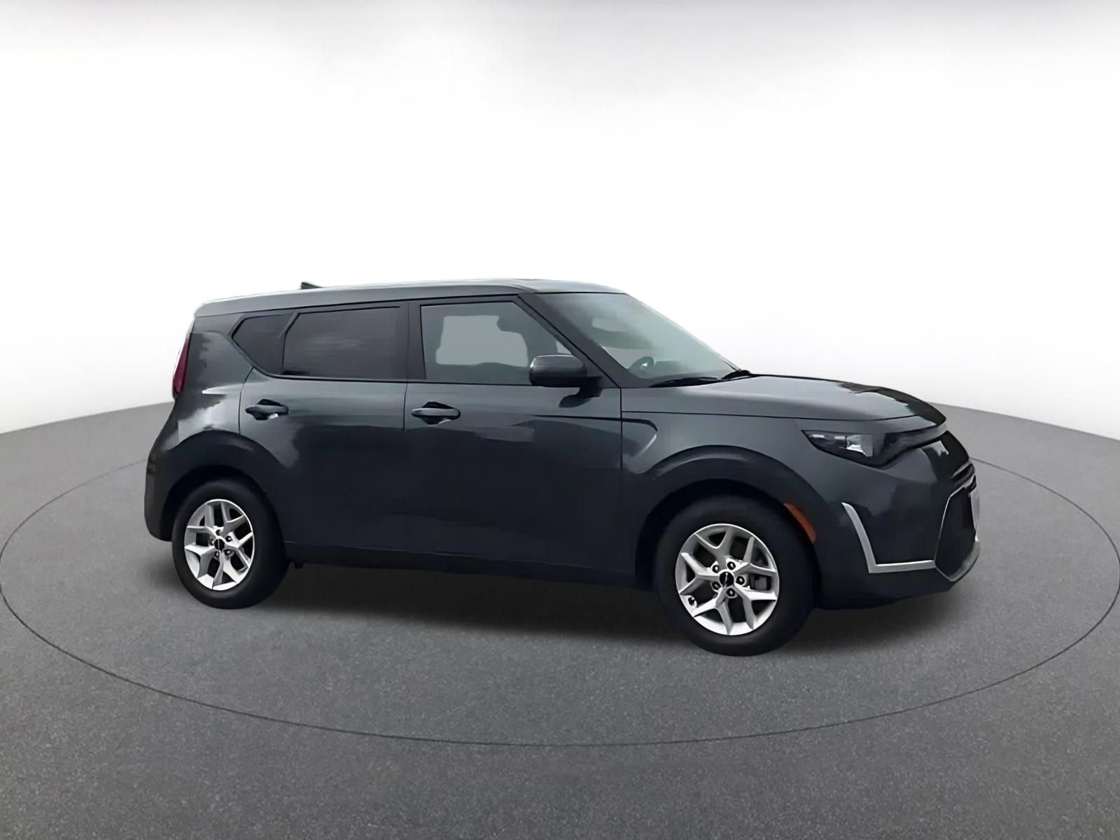 Used 2025 Kia Soul LX w/ LX Technology Package FWD image 2