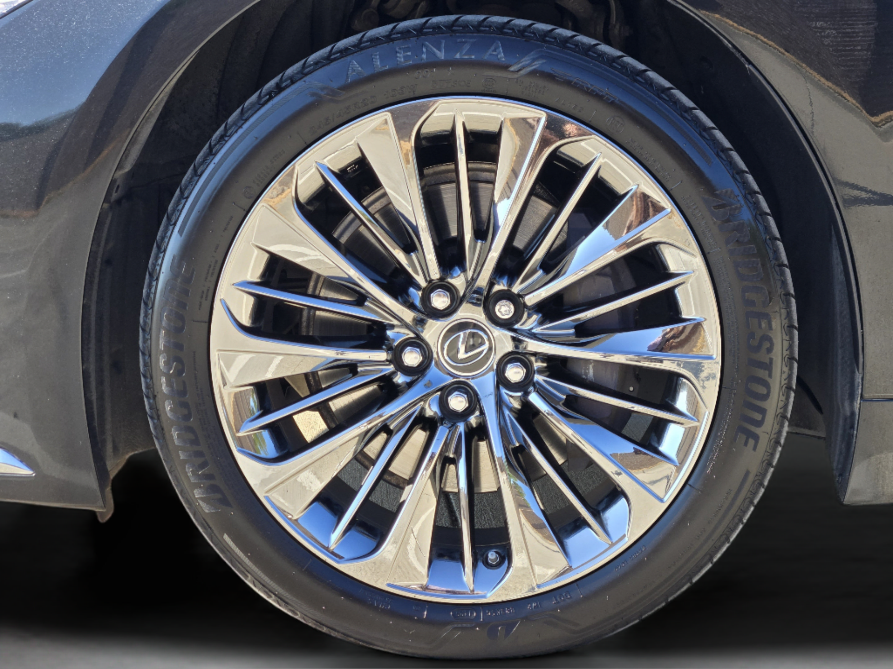 Used 2021 Lexus LS 500 w/ Accessory Package (Z2) RWD image 32