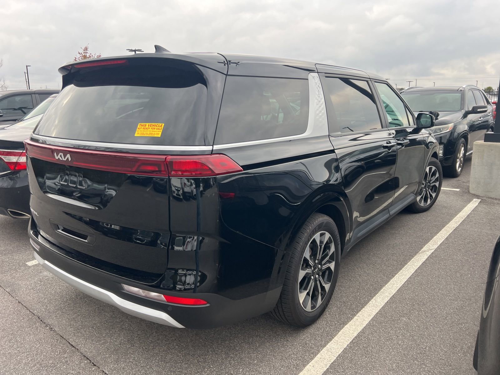 Used 2024 Kia Carnival EX image 9