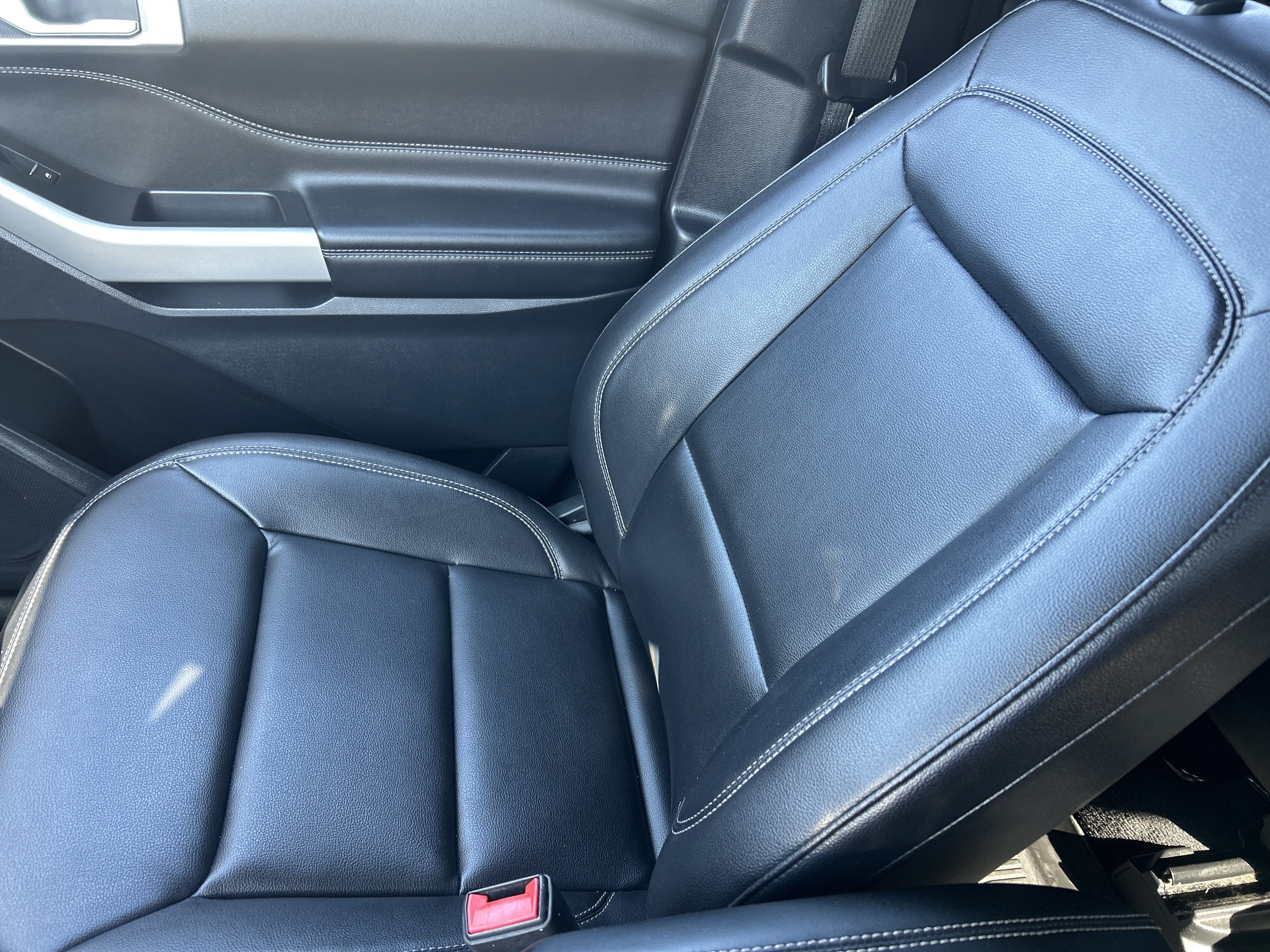 Used 2021 Ford Explorer XLT w/ Equipment Group 202A RWD image 35