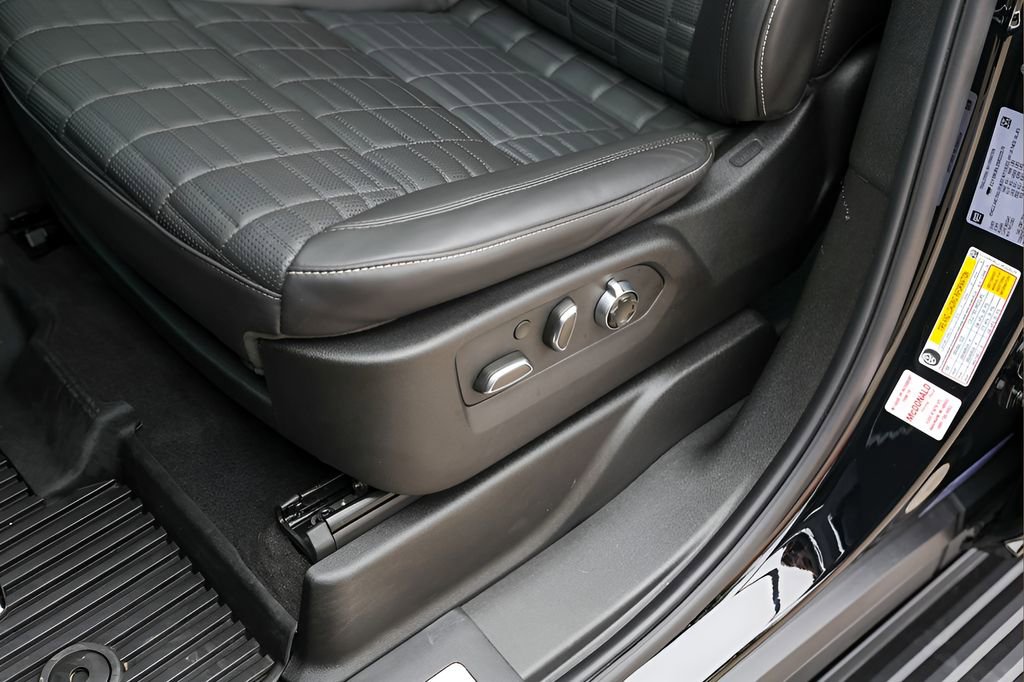 Certified 2025 Cadillac Escalade Sport Platinum w/ LPO, ONYX Package AWD/4WD image 8