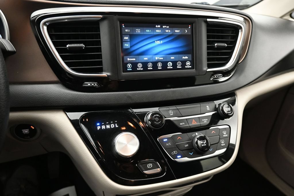 Used 2020 Chrysler Voyager L FWD image 13