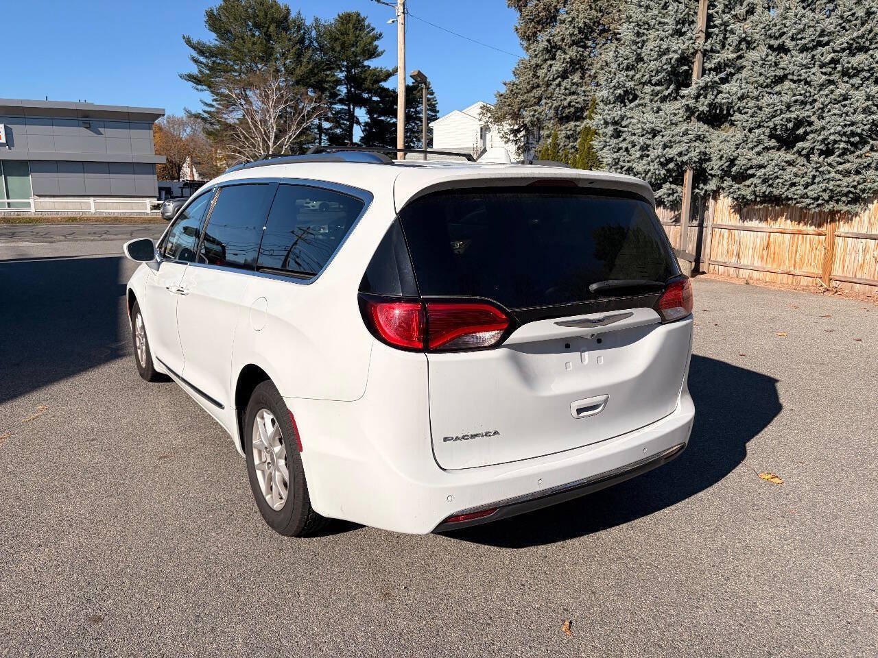 Used 2020 Chrysler Pacifica Touring-L FWD image 9